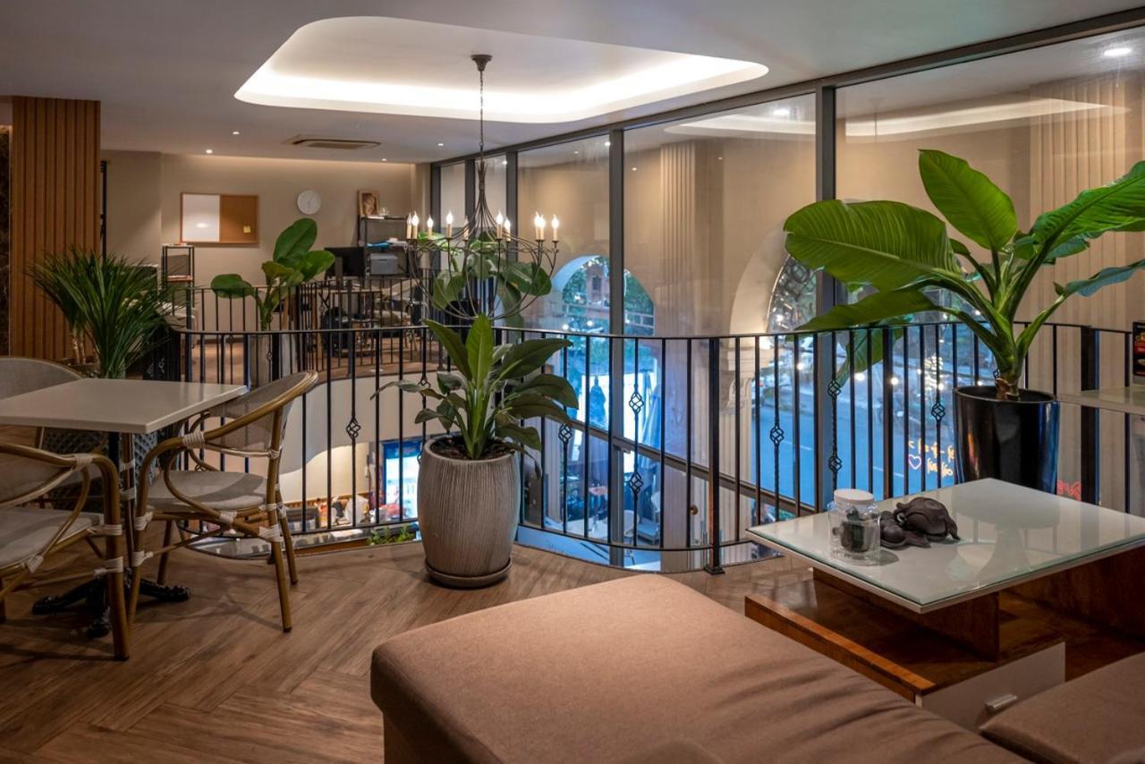 Thao Trang Laluxe Saigon 3*